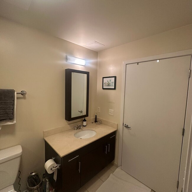 Building Photo - Modern 1 BR, 1BA Condo in Mount Vernon Squ...