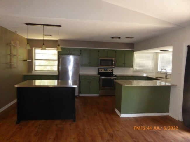Building Photo - 2315 NE Village Dr