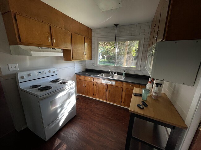 Building Photo - 395 Schooley Dr