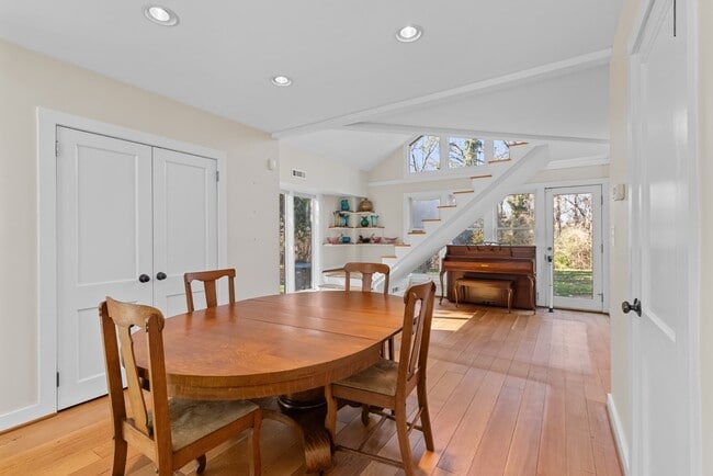 Building Photo - 303 Henderson St