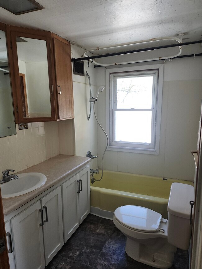 Building Photo - 819 Hawthorne Ave