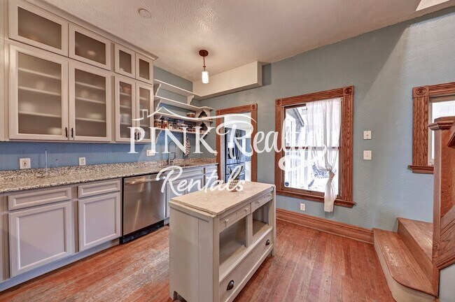 Building Photo - 1610 W Kiowa St