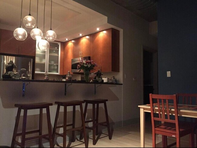 Building Photo - Sun-filled 2 Bed 2 Bath Condo In Vibrant Columbia Heights