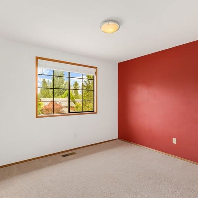 Building Photo - Spacious Education Hill Beauty