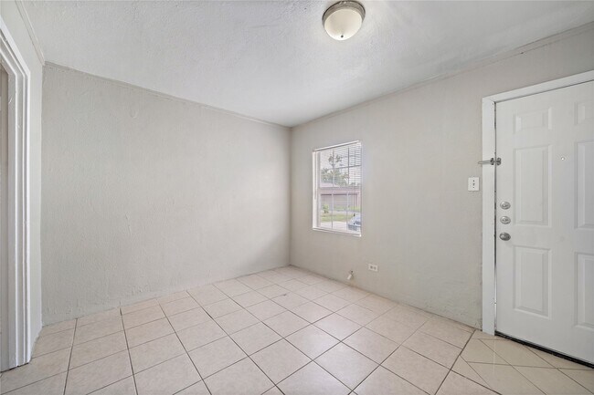 Building Photo - 806 3rd Ave N