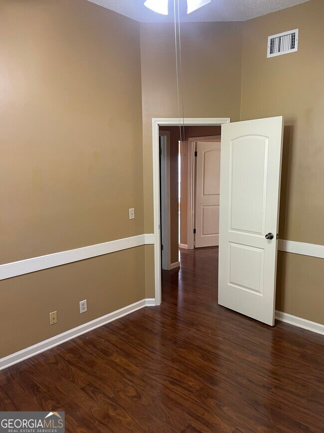 Building Photo - 108 Acorn Ct