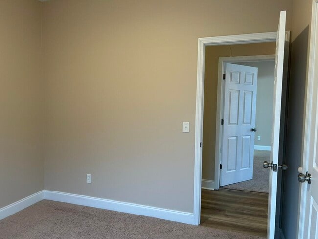 Building Photo - 3421 Beacon Dr