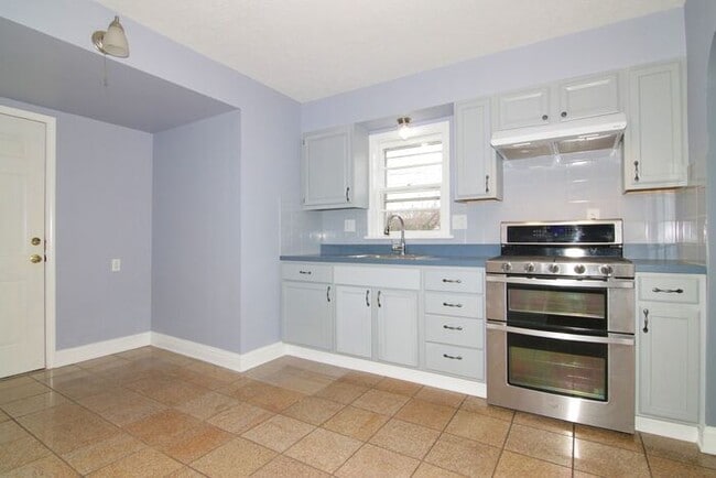 Building Photo - Sweet 3 Bedroom Home Close to Speedway