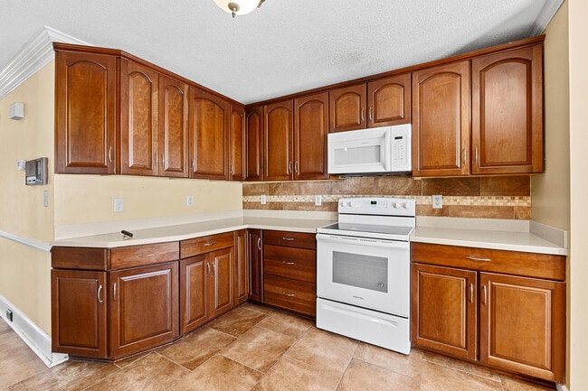 Building Photo - 15 Mulberry Ln