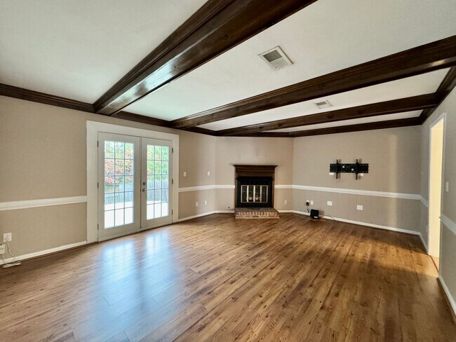 Building Photo - Available 11-14-25! Lakefront Townhome w/2...