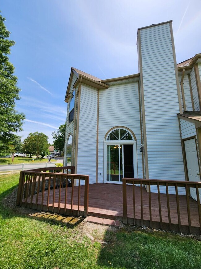 Building Photo - End Unit Townhouse in Chimny Hill