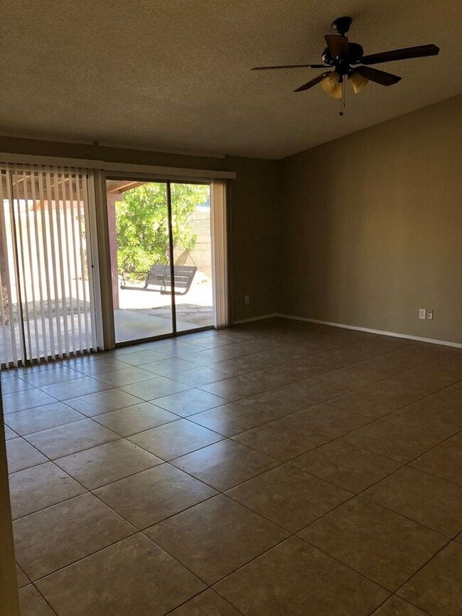 Building Photo - COMING SOON! Spacious 3 Bed 1 Bath Home in...