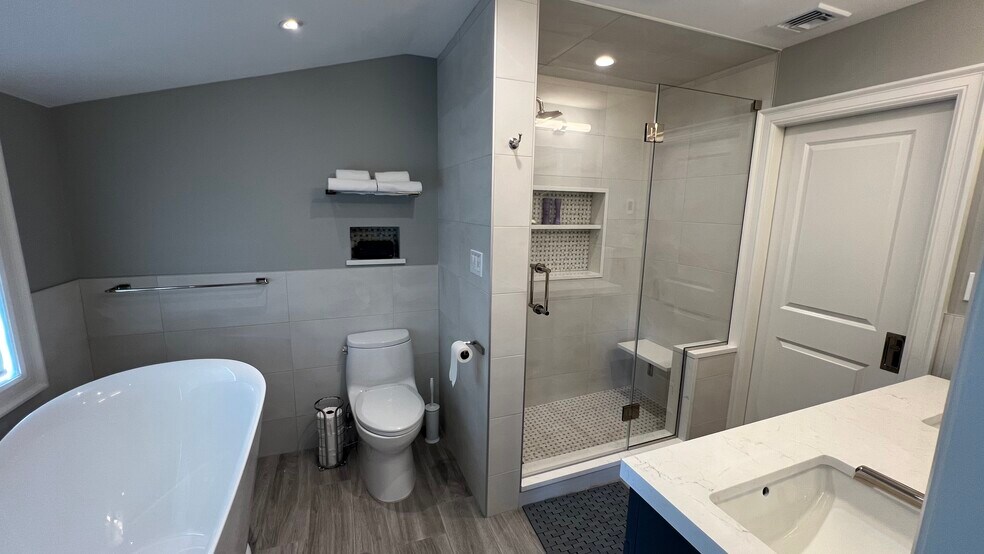 Luxury Shower - 15 Broadway