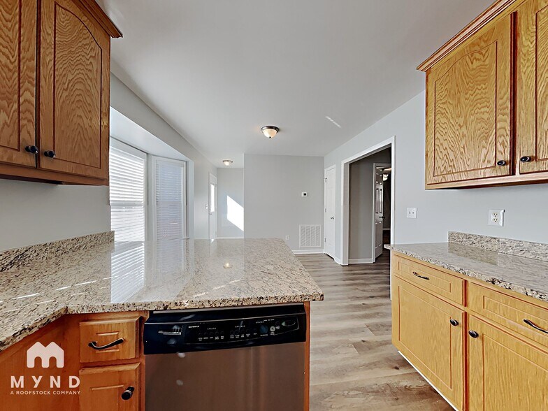 Building Photo - 560 Sunray Dr