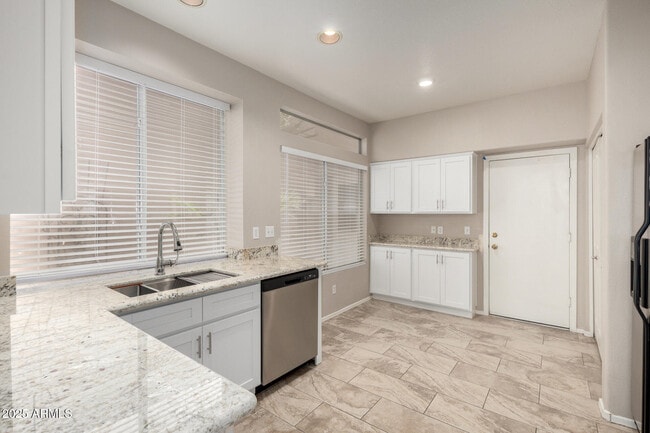Building Photo - 1128 E Silverwood Dr