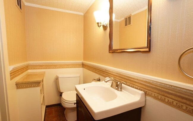 Building Photo - 1432 St James Ct