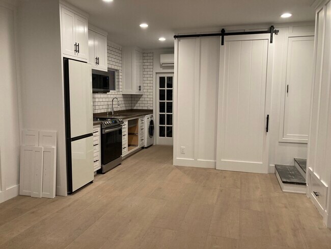 Building Photo - 8416 Glider Ave