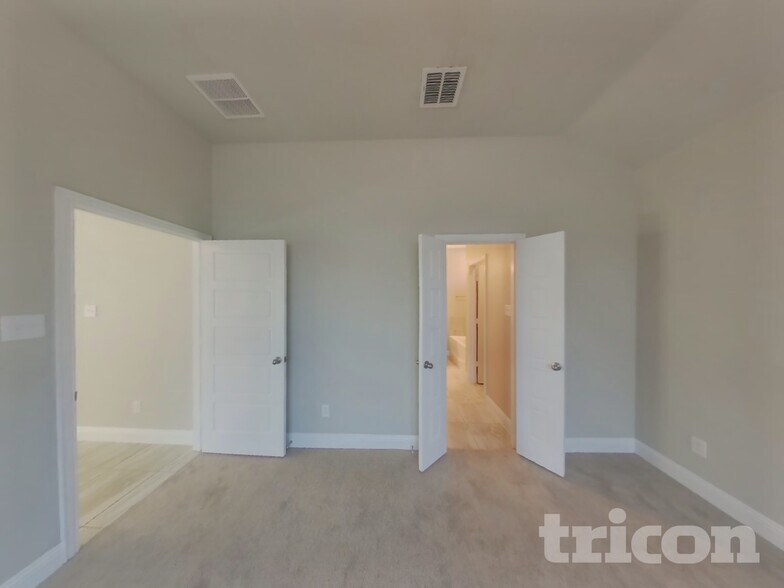 Building Photo - 1340 Beach Dr