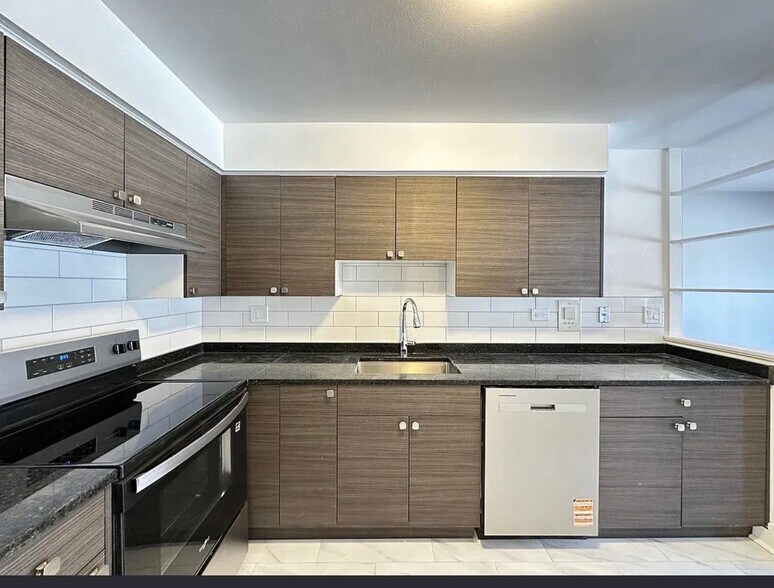 Building Photo - 1653 Oakwood Ave