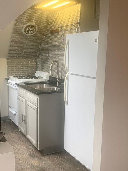 Kitchen - 219 E End Ave