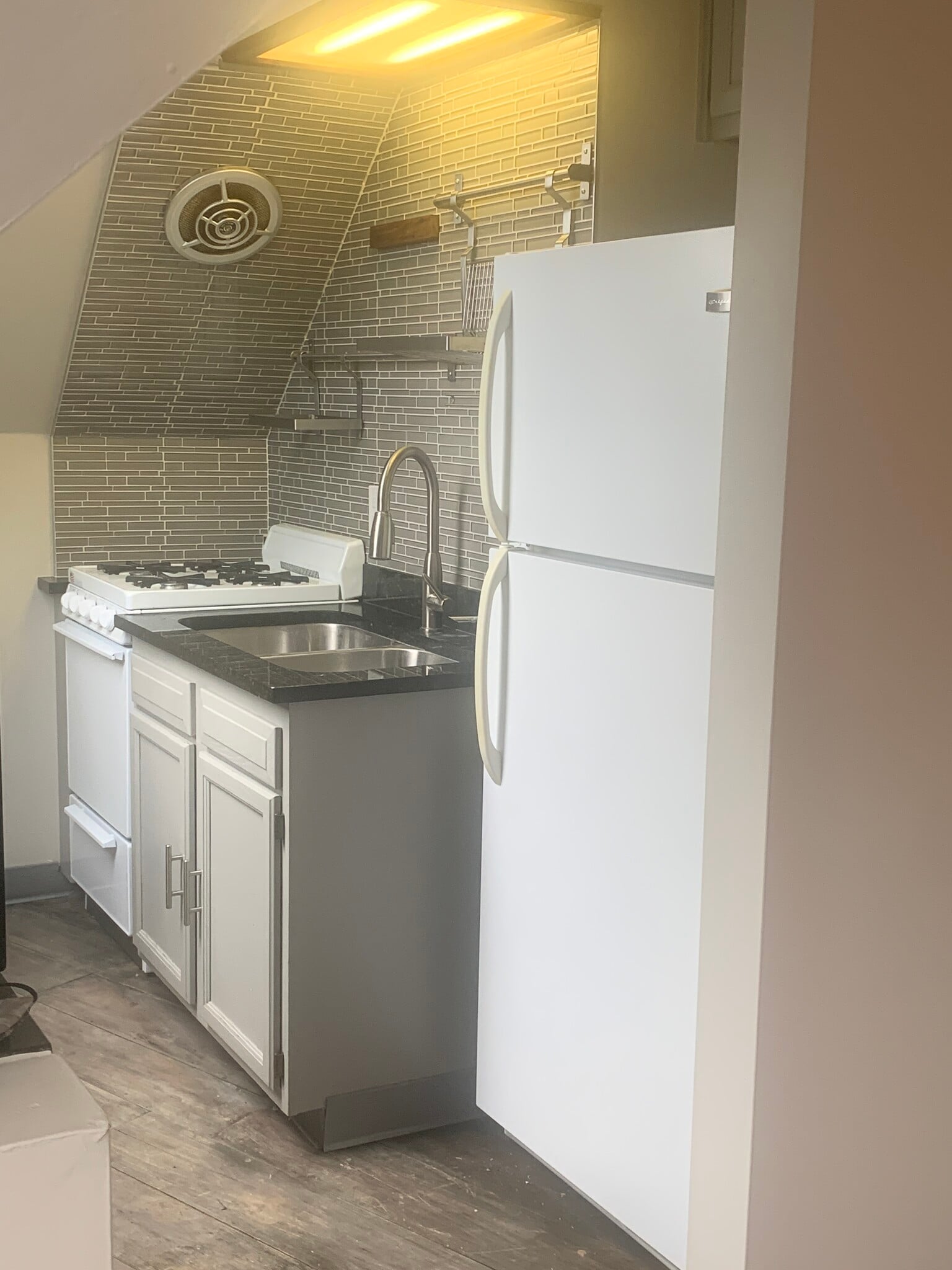 Kitchen - 219 E End Ave