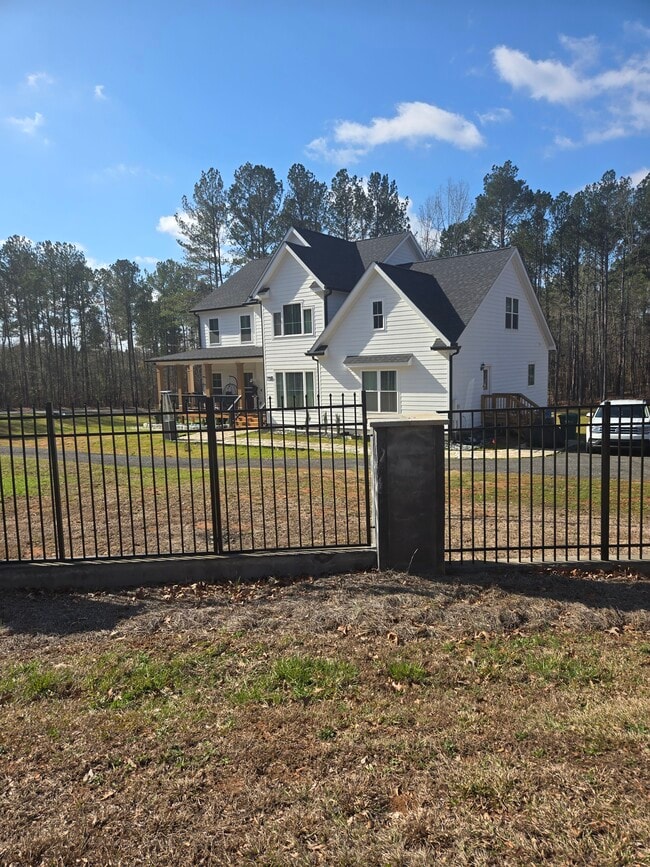 Building Photo - 2000 Antioch Church Rd