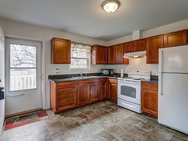 Building Photo - 2 Bed, 1 Bath, .77 Acres - House