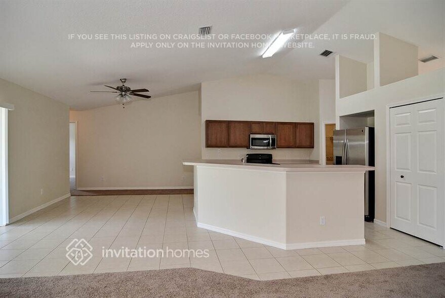 Building Photo - 2090 SW Capeador St