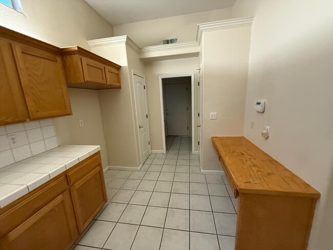 Building Photo - 5731 N Tracy Ave