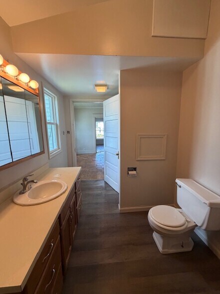 Building Photo - 819 S 24th St