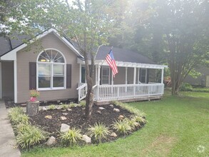 Building Photo - Fully Renovated 3 Br/ 2 Ba Home Located Mi...