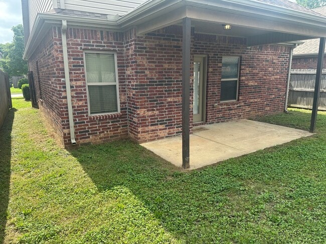 Building Photo - Available for Immediate Move-in!  3 Bedroom, 2 Bathroom, Two-Story Fayetteville Home
