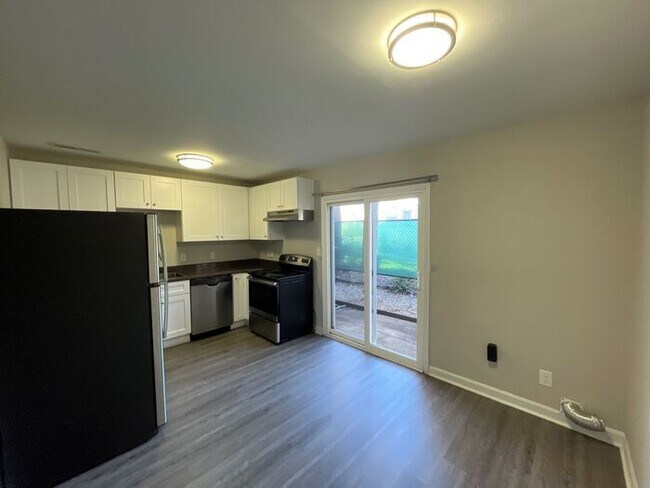 Building Photo - Townhomes at Humboldt Place- Fully renovated and move in ready 2 bedroom unit!