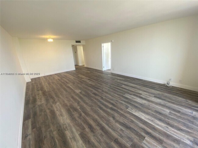 Building Photo - 2500 Parkview Dr