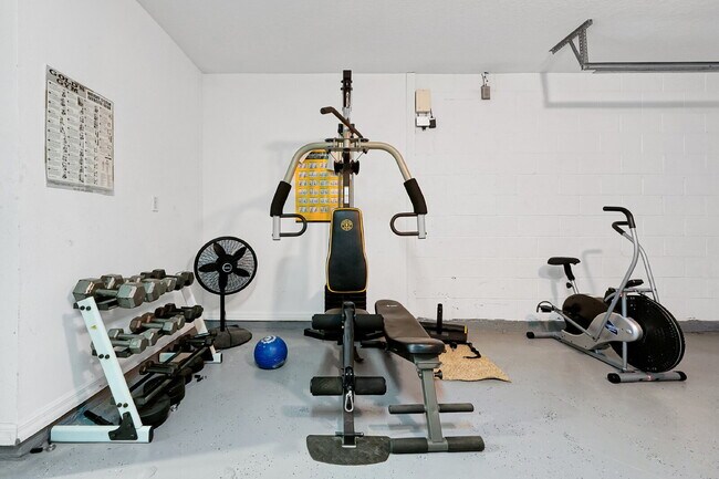 Building Photo - "Furnished 4-Bedroom Pool Home – Comfort and Style in Davenport"