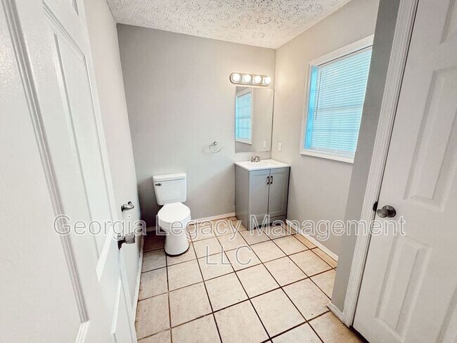 Building Photo - 896 Campbell St