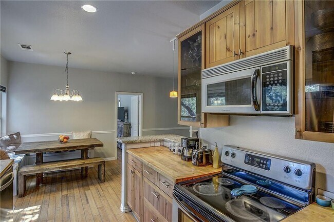 Building Photo - 17106 Oak Cliff Cir