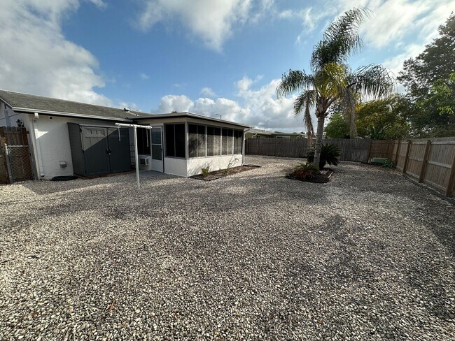 Building Photo - Beautiful 2 bedroom home with fenced in backyard