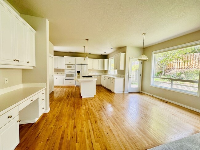 Building Photo - 5 bedroom, swimming pool, Gym, close to OSU