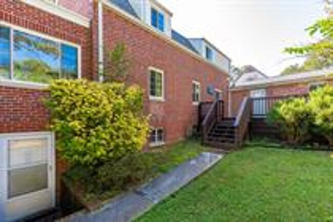 Building Photo - Beautiful Brick Home In A Desirable Location