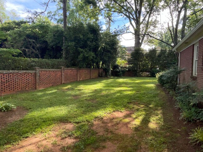 Building Photo - Myers Park 3 Bedrooms 2 Bathroom Duplex!