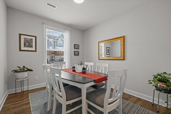 Building Photo - Like new townhome in Wykoff!