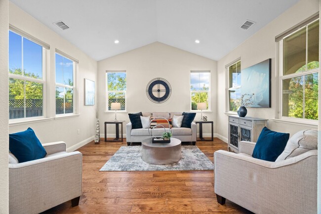 Building Photo - HILLTOP CORNER HOME WITH GORGEOUS VIEWS