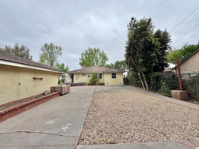 Building Photo - Beautiful 3Bd/1.5Ba Available In Santa Ana