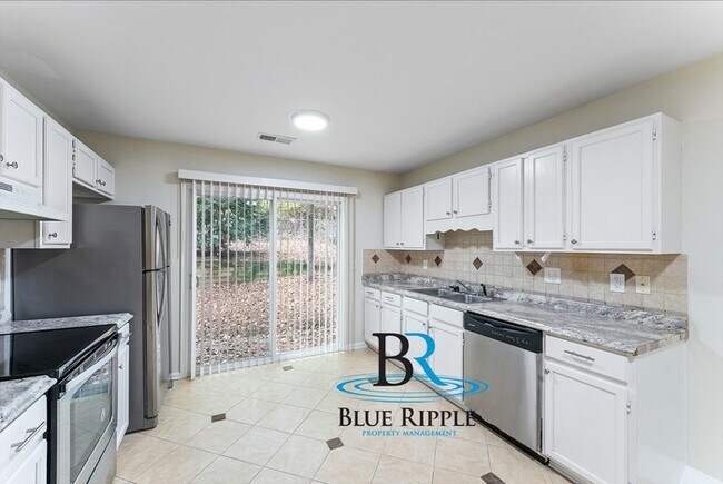 Building Photo - Spacious 3BR/2Bth Prime Smyrna Location on...