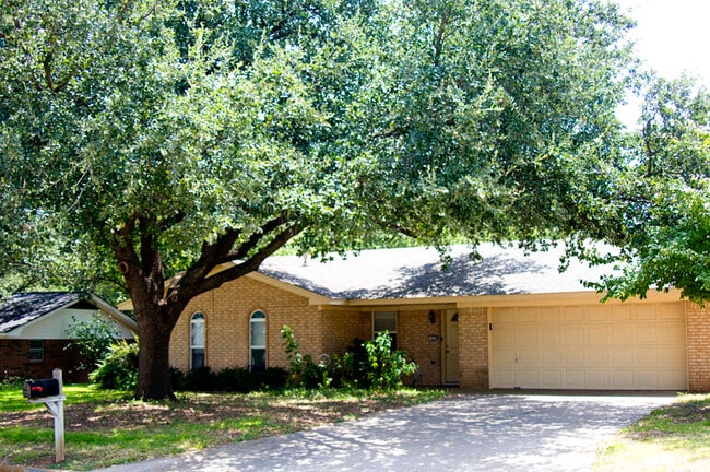 Building Photo - 1520 Sheila Dr