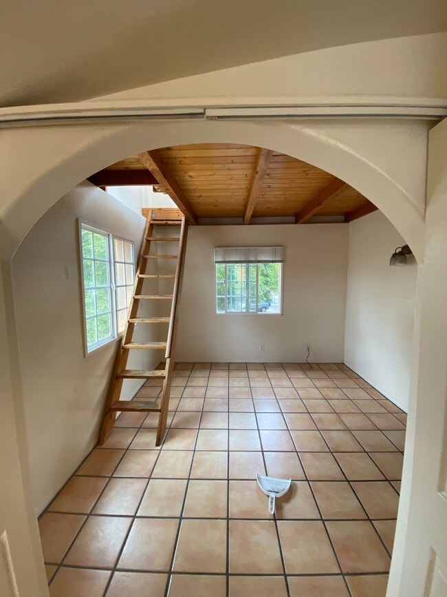 Building Photo - 6636 Del Playa Dr