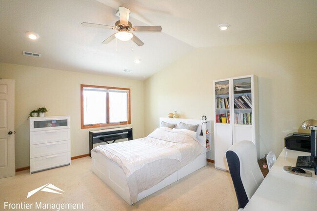 Building Photo - 416 Stone Grove Dr
