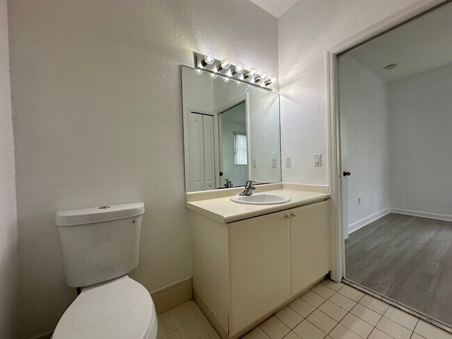 Building Photo - 2650 SE 16th Ter