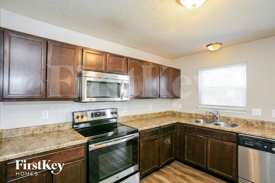 Building Photo - 2871 Beethoven Ave